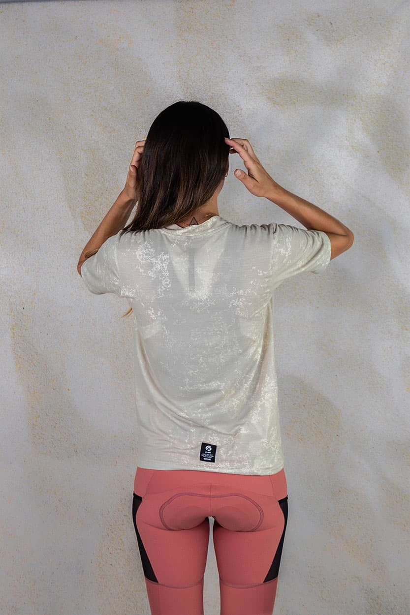 Camiseta Xplore Zipper Stone Mujer - Image 3